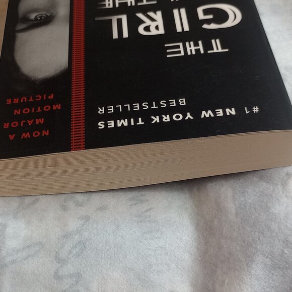 The Girl on The Train Paula Hawkins 2016 - Picture 8 of 13